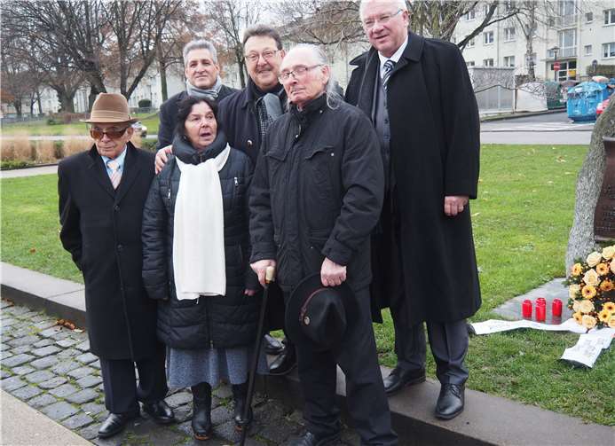 (V.r.) Prof. Dr. Hofmann-Göttig, Jacques Delfeld, Django Reinhardt und Angehörige. Hermann Hünerfeld