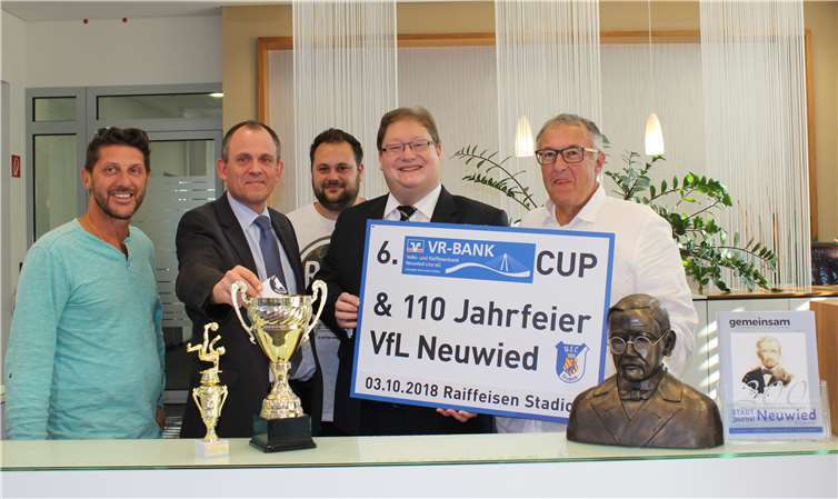 V.r.: Roland Fergen, Jugendleiter und Trainer E1 im VfL Neuwied, Joachim Borchert, Regionalmarktleiter VR-Bank Heddesdorf, Martin Hartenfels, Mitglied im Jugendvorstand des VfL und DFB-Vereins-Administrator, Stefan Schulz, Teamleiter der VR-Bank Neuwied-Linz in der Hauptgeschäftsstelle Neuwied, Sascha Kurz, Mannschaftsverantwortlicher der E1 im VfL Neuwied.privat