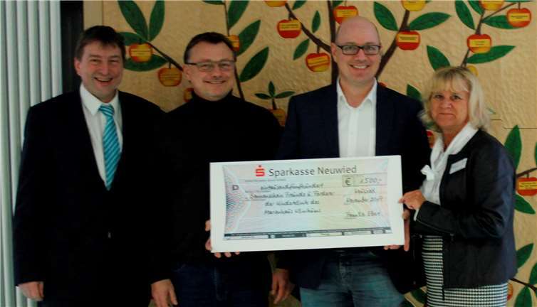 V.r. Ulrike Börder-Sauerbrei und Dr. Marc Bohr mit den Brüdern Ebert bei der Spendenübergabe. Privat