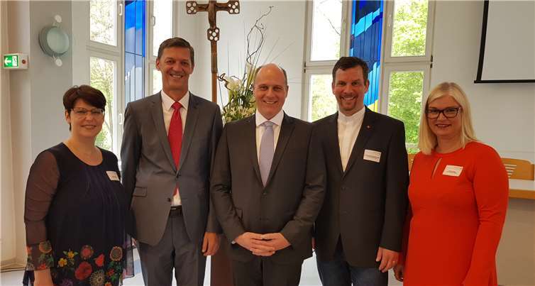 V.r. Ursula Keller, Leitung Belegungsmanagement Forum V. Pallotti, Pater Christoph Hammer, SAC Pallottinischer Leiter Forum V. Pallotti, Thomas Berenz, Bischöflicher Beauftragter für Erwachsenenbildung der KEB Trier, Michael Zimmermann, Geschäftsführer der PTHV gGmbH, und Antje Joost, Leitung Organisation Eigenkursprogramm Forum V. Pallotti.Foto: privat