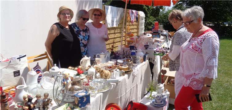 (V.r.) Ute Schildmann, Rita Heutelbach und Hildegard Hermann betreuten den Trödel-Stand.kfd St. Genovefa