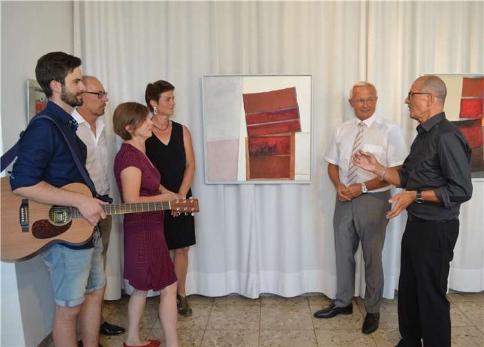 (V.r.:) Wolfgang Fieck, Landrat Achim Hallerbach, Rosemarie Ringer, Rosina Kusche Knirsch, Bernd Willscheid (beide Roentgen Museum Neuwied) und Tilmann Ringer. Foto: privat