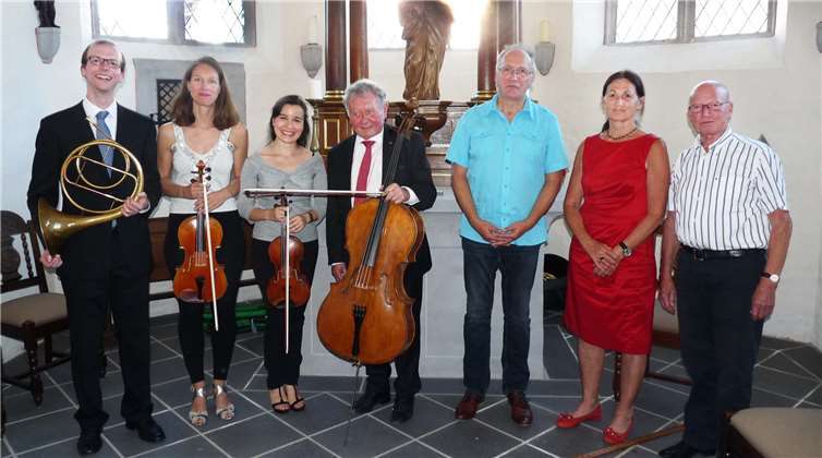 V.r:: Wolfgang und Bärbel Schlags, Christoph Buschmann (Direktor der Mayener Grundschule Hinter Burg), Werner Schmitt, Irene Victoria Benito Temprano, Rosa San Martin und Christian Schmitt in der Obermendiger St. Laurentius Kapelle. privat