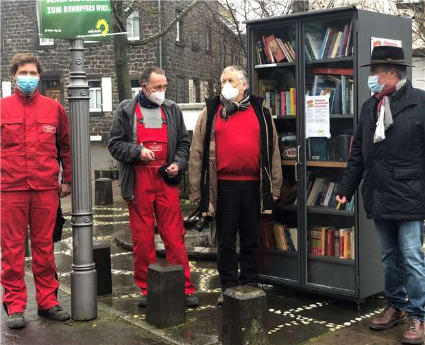 V.re. Ansgar und Daniel Schmitt (Erbauer des Bücherschranks), Karl Gunkel (1. Vorsitzender Pro Mendig e.V.) , Stadtbürgermeister Hans Peter Ammel.Quelle: Pro Mendig e.V.