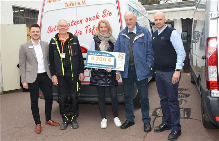 V.re. Benedikt Dornebusch, Verkaufsleiter LIDL Regionalgesellschaft Kerpen - Horst Westermann, 1. stellvertretender Vorsitzender Tafel Rheinbach-Meckenheim - Heike Seul, Vertrauensperson LIDL Regionalgesellschaft Kerpen - Dr. Uwe Petersen, 1. Vorsitzender Tafel Rheinbach-Meckenheim - Jens Renkel, Filialleiter LIDL Meckenheim. Foto: LANGNER
