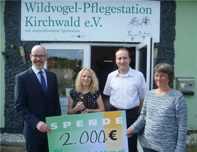 V.re. Dr. Anja Baronetzky-Mercier (1. Vorsitzende), Guido Nördershäuser (Aufsichtsratsmitglied der PSD Bank Koblenz eG), Andrea Friebe (Stationsleiterin der Wildvogel-Pflegestation Kirchwald e.V.), Bernd Schittler (Vorstandsvorsitzender der PSD Bank Koblenz eG).Quelle: PSD Bank