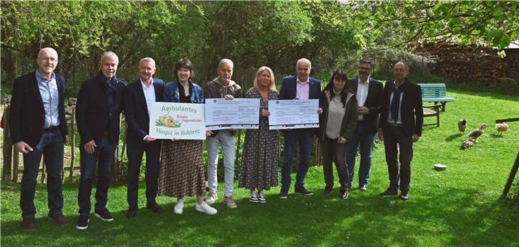 V.re. Dr. Thomas Klose (LC Koblenz), Markus Menster (LC Rhein/Mosel), Gabi Bister (LC Koblenz Sopie von La Roche), Jürgen Scholz (LC Vallendar), Iris Schubert (FWS gGmbH), Jürgen Kuhn (LC Koblenz Sophie von La Roche), Ina Rohlandt (Ambulantes Kinder- und Jugendhospiz Koblenz), Günter Hilger (LC Koblenz), Thomas Schilling (LC Koblenz Rhein/Mosel) und Rolf Stamm (FWS gGmbH).  Foto: Markus Mertens