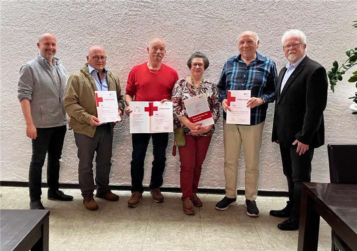 V.re. Gerd Heim, Karl-Heinz Schmalenbach, Anna Lischewski, Volker Werner, Martin Meyen und Eberhard Steinhäuser. Quelle: DRK Ortsverein Weißenthurm e.V.