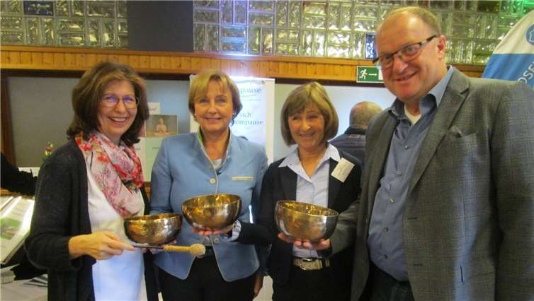 V.re. Guido Nisius, Verbandsbürgermeister Adenau, Ingrid Strohe, Landfrauenvorsitzende, Rita Lanius-Heck, Präsidentin des Landfrauenlandesverbandes Rheinland-Nassau und Sigrid Hergarten, Klangschalentherapeutin.