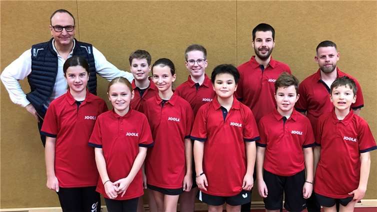 V.re. Kadertrainer Marcus Kreutz, Kreisjugendwart Yannik Heuser und den Kreisvorsitzenden Günter Lung bei der Übergabe der neuen Trikots an die Nachwuchshoffnungen des Kreises Ahrweiler- Mayen/ Cochem. Foto: privat