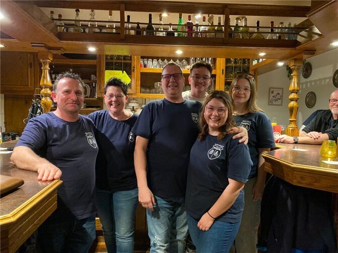 V.re. Lucy Stüber, Königin Denise Grünig, Tim Schumacher, König Thorsten Grünig, Nicole Schumacher, Ingo Schumacher.