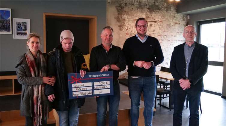 V.re. Prokurist Rolf Stamm (FWS), Tim Voell (Mitarbeiter ReisenAKTUELL.COM), Christian Volk (Geschäftsführer ReisenAKTUELL.COM), Christoph Berger (Beschäftigter der TAF der FWS), Anja Hubele (Mitarbeiterin TAF FWS). Foto: FWS