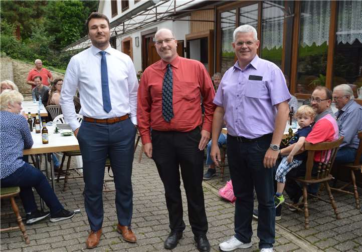 V.re. Schützenpräsident Wolfgang Strang, KSK-Filialleiter Frank Kremer und KSK-Mitarbeiter Jan Herrscher bei der offiziellen Eröffnung des Spendenportals für die barrierefreie Sanitäranlage.Foto: AB