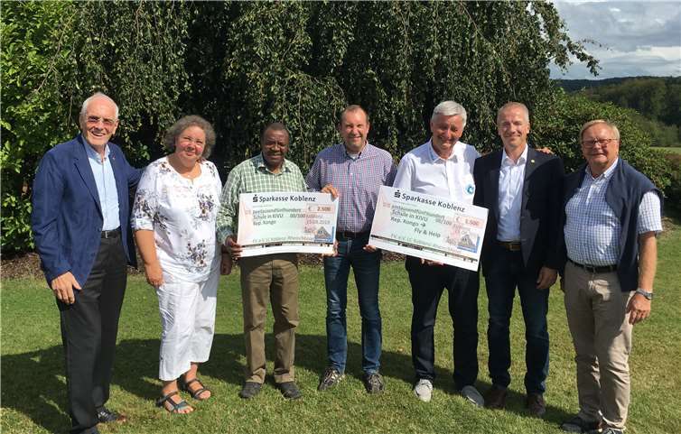 V.re. Spender, LF Manfred Graulich, Präsident 2019 /2020, RA Tim Schwarzbug, Reiner Meutsch, 3. Vorsitzender/Schatzmeister FV. e. V. Lions Club Koblenz-Rhein/Mosel, RA Andreas Oberanner, Muhengere Cihara, Straßenhaus, Puderbach FV. Schule Straßenhaus und 1. Vorsitzender FV. e. V. Lions Club Koblenz-Rhein/Mosel, Dipl.-Ing. Detlef Schöning.Foto: D. Schöning