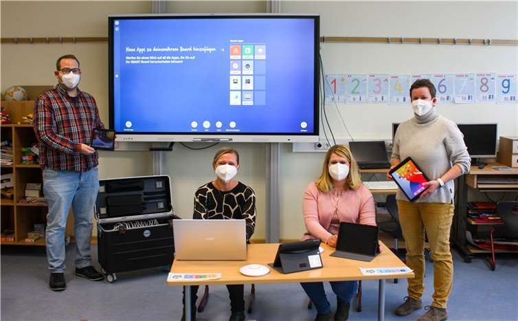Die Grundschule Siershahn ist digital ausgestattet V.re. Susanne Letschert, Schulleiterin; Alexandra Marzi, Bürgermeisterin; Irina Stoppel, Büroleiterin und Christian Reck, Mitarbeiter der IT-Abteilung. Quelle: Verbandsgemeindeverwaltung Wirges