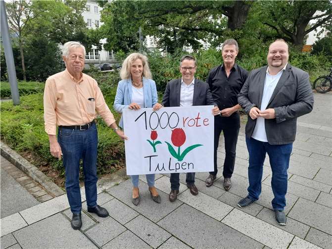 V.re. Thorsten Schneider, Detlev Pilger, Thorsten Rudolph und Anna Köbberling übergeben die Tulpenspende an den stellv. Ortsringvorsitzenden Harald PohlQuelle: