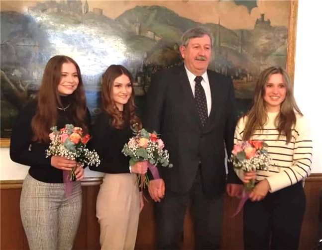 V.re. Viktoria Göbel, Bürgermeister Walter Schmitz,Alicia Steffens, Johanna Heimes. Foto: TE