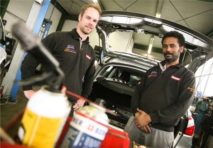 V.re.: Yohannes Zera absolviert im Kfz-Betrieb von „Guido Werner Kraftfahrzeuge + Service“ in Kehrig eine Einstiegsqualifizierung. Er möchte Kfz-Mechatroniker werden. Kfz-Techniker Sebastian Tüting ist Ansprechpartner für die Ausbildung.HwK Koblenz