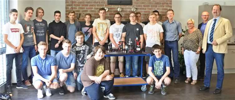 V.re.n li.: Christian Waters (Schulleiter), Georg Rosenbach (Geschäftsführer Heuft), Marion Gemein (Personal Heuft), Herr Wehner (FOS-Koordinator) und FOS-Schüler der Klasse 11. Jessica Merzendorfer