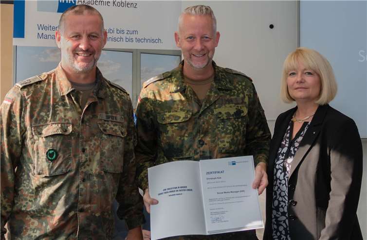 (V.re.n.li.) Geschäftsführerin Dr. Sabine Dyas, Hörsaalleiter Hauptmann Christoph Kub und Inspektionschef Oberstleutnant Robert Späth feiern den gelungenen Abschluss des Lehrgangs „Social Media Manager“.