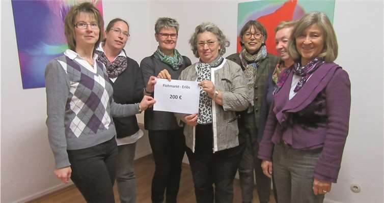 V.re.n.li.: Ingrid Strohe, Hildegard Schneider, Josefine Schwipper, Gisela Heinrichs, Birgitt Schäfer, Klara Gilles, Brigitte Bongart bei der Spendenübergabe.privat