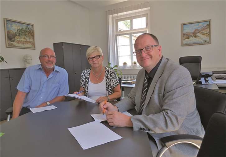 V.r.n.l.: Bürgermeister Guido Nisius, Ria Braun und Jugendpfleger Jürgen Schwarzmann bei der Mietvertragsunterzeichnung.privat