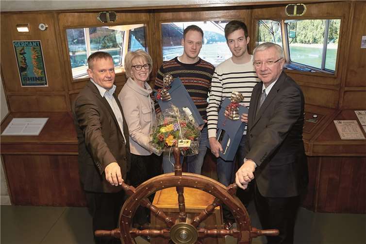 V.r.n.l.: Der Koblenzer Oberbürgermeister Prof. Dr. Joachim Hofmann-Göttig, mit den Jubiläums-Besuchern Constantyn Belderbos und Manuel Harmsen zusammen mit Romy Zahren, der stellvertretenden Geschäftsführerin der Koblenz-Touristik und Andreas Bilo, dem Geschäftsführer der Koblenz-Touristik.Koblenz-Touristik/Frey