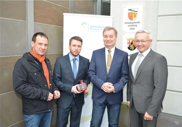 V.r.n.l. Der erste Kreisbeigeordnete und Umweltdezernent Achim Hallerbach, Verbandsgemeindebürgermeister Karsten Fehr, Florian Strunk vom Regionalbüro der Energieagentur RLP und Kreisklimaschutzmanager Oliver Franz werben für die Kampagne.Kreisverwaltung
