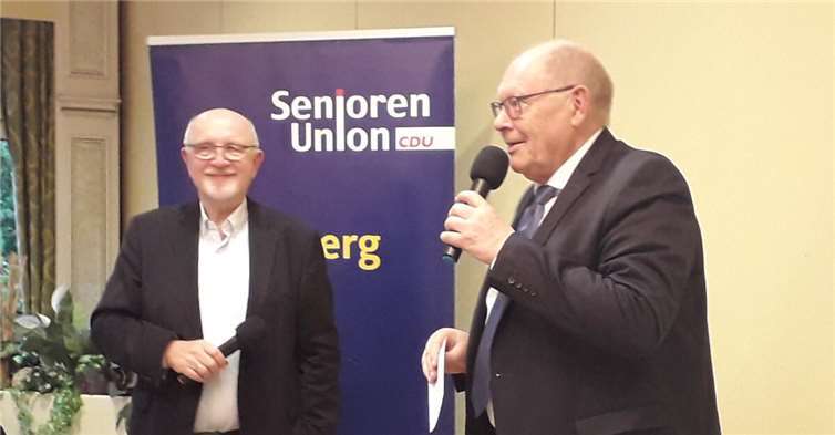 V.r.n.l.: Dieter Braun dankt Michael Mertes für seinen bemerkenswerten Bericht.Foto: privat