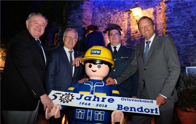 V.r.n.l: Josef Oster (MdB), Stefan Schmitz (Ortsbeauftrager des THW Bendorf), Josef Dötsch (MdL), 1. Beigeordneter Bernhard Wiemer. privat