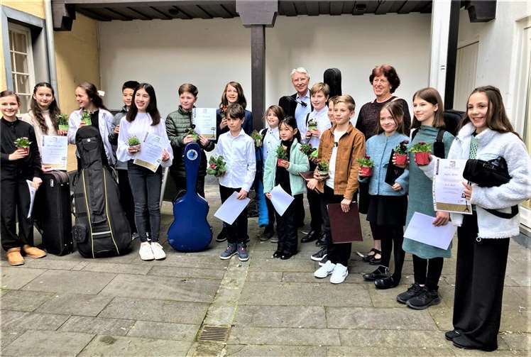 V.r.n.l.: Josefine Bröhl, Lina Zimmermann, Helena Völkel, Jakob u. Manuel Zelmer, Salvatore Cottone, Lennard Kolar, Eliel Koivuluoma, Yulika Ideue, Elias Michel, Bence Schrod, Benjamin Zhang, Ewa Mazanik, Doreen Martwich, Amy Schäfer. Im Hintergrund: Dr. Joachim Kneis, Vorsitzender des Fördervereins, und Dr. Gabriele Rott, Vorstandsmitglied und Organisatorin des Konzertes.Foto: Regina Walter