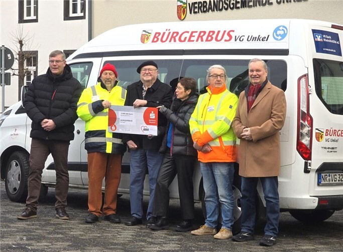 V.r.n.l.: Karsten Fehr, Heinrich Schnorrenberg (Bürgerbus), Susi Schuh (AWO), Rudolf Martin (AWO), Jürgen Schuchardt (Bürgerbus), Kay Scherhag (AWO).  Fotos: Jutta Heller, Jürgen Schuchardt
