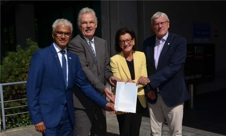 V.r.n.l.: Landrat Sebastian Schuster, Regierungspräsidentin Gisela Walsken, Bürgermeister Stefan Raetz und Oberbürgermeister Ashok Sridharan. Rhein-Sieg-Kreis