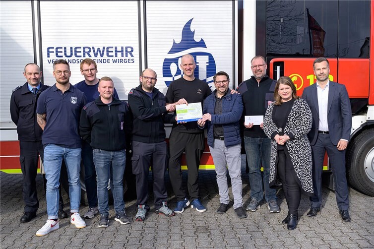 V.r.n.l.: Manuel Hemmerling, Ortsbürgermeister; Bürgermeisterin Alexandra Marzi; Tobias Kunze, Projektinitiator; Rainer Schubach, Unfallkasse RLP; Peter Köster, Gesundheitswelt Siershahn; Rolf Sayn, Wehrführer FF Mogendorf; Stefan Karger, 2. Vorsitzender Fördererverein der FF Mogendorf; Tobias Ströder, Projektinitiator; David Müller, 1. Vorsitzender Fördererverein FF Mogendorf.; Tim Punke, Stellv. Wehrleiter VG Wirges