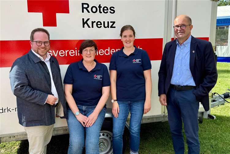 V.r.n.l. Pascal Badziong (Erster Kreisbeigeordnete), Anja Hild (2. Vorsitzende DRK OV Niederwerth), Hannah Stein (1. Vorsitzende DRK OV Niederwerth), Peter Moskopp (MdL).  Foto: privat