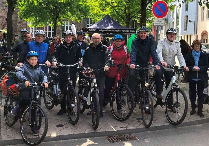(V.r.n.l.) Renate Offergeld (Bürgermeisterin der Gemeinde Wachtberg), Landrat Sebastian Schuster, Dr. Rolf Schumacher (Bürgermeister der Gemeinde Alfter), Petra Kalkbrenner (Bürgermeisterin der Gemeinde Swisttal), Wolfgang Henseler (Bürgermeister der Stadt Bornheim) und Oliver Krauß (MdL) bei der Eröffnung der Aktion in Alfter.privat