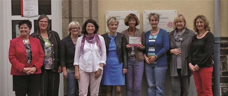 V.r.n.l.: Sabine Schmengler (Netzwerk Kindeswohl), Rita Hammes (stellv. Geschäftsf.), Daniela Veith (Geschäftsführerin), Magret Schneider (Vorsitzende), Dr. Petra Kleinz (SkF-Zentrale Dortmund), Mitarbeiterinnen der Schwangerenberatung Nadine Berressem-Scherhag, Uschi Löcherbach und Helma Göbel und Renate Brest (Vorstand) freuen sich über die Auszeichnung. privat