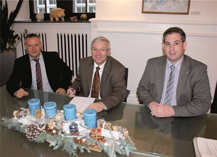 V.r.n.l.: Thomas Kalff, Projektleiter Moselsteig bei der Mosellandtouristik, der Koblenzer Oberbürgermeister Prof. Dr. Joachim Hofmann-Göttig und Andreas Bilo, Geschäftsführer der Koblenz-Touristik, bei der Unterzeichnung des Vertrages.  Koblenz-Touristik