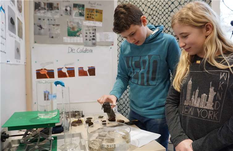 Vulkanologische Gesteinsarten von Maria Laach waren das Thema von Luca Rüger und Lena Hilt.