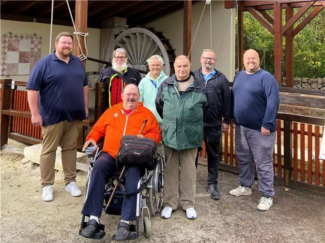 Vulkanpark-Geschäftsführer Jan Scheuren (li.) und Patrick Ley (re.) von der VG Pellenz nahmen gemeinsam mit den Mitgliedern des Behindertenbeirates Andernach-Pellenz die Einrichtungen des Vulkanparks in Sachen Barrierefreiheit unter die Lupe. Insgesamt zeigten sich alle Beteiligten sehr zufrieden mit der Tauglichkeit der Einrichtungen für Menschen mit Beeinträchtigung. Foto: Mattis Thewalt