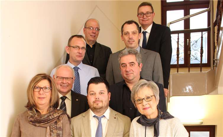 V.u.l.n.o.r.: Astrid Dawirs, Marco Serger, Ursula Eiden, Oberbürgermeister Peter Labonte, Michael Naß (Personalamt), Jörg Deutesfeld (Kassenleiter), Marc Klaßmann (als Vertreter des Personalrats), Gordon Gniewosz (Fachbereichsleiter Bürgerdienste, Ordnung und Verkehr) und Reinhard Theisen (Fachbereichsleiter Finanzen). Alexandra Schäfer/Stadtverwaltung Lahnstein
