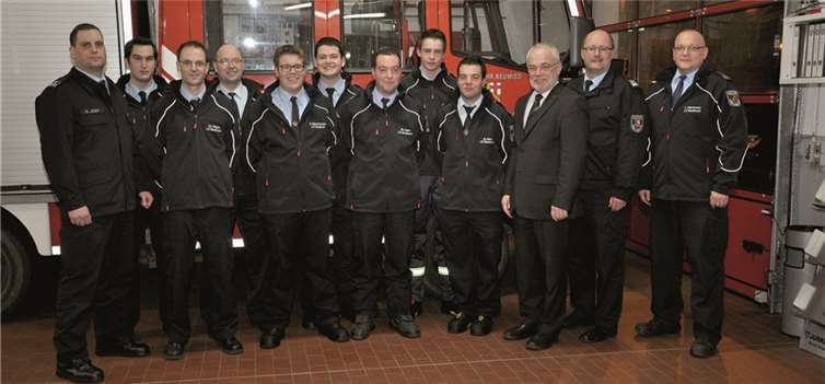 (V.v.l.) Kai Jost (stellvertretender Wehrleiter), Christoph Nilges (Feuerwehrmann), Fabian Stockhausen (Feuerwehrmann), Stefan Hahn (Hauptbrandmeister und Löschzugführer), Manuel Hahn (Hauptfeuerwehrmann), Nikolaus Roth (Oberbürgermeister), Wilfried Hausmann (Wehrleiter), Lutz Obermann (stellv. Löschzugführer); (h.v.l.) Steffen Blum (Anwärter), Claus Weißenfels (Hauptfeuerwehrmann), Daniel Görg (Oberfeuerwehrmann) und Janik Hoffmann (Anwärter). privat