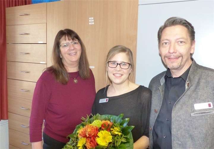 W. Fobes–Theisen (re.) und B. Bertram (li.) gratulieren J. Winterscheidt im Namen der Klinikleitung zur bestandenen Prüfung.privat