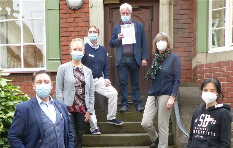 W. Fobes-Theisen (v.li.n.re.), Pflegedirektor; H. Heideck, Stellvertr. Verwaltungsleitung, Dr. Ch. Tholen-Rudolph, Ärztliche Direktorin; Dr. Ch. Smolenski, Geschäftsführer; B. Bertram, Verwaltungsleitung und Dr. K. Scharping, Chefärztin. Foto: privat