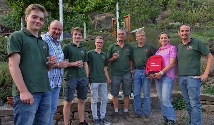 WDR Moderatorin Tamina Kallert und Redakteur Rainer Leckebusch mit den Razejunge nach den Fernsehaufnahmen im Razejunge-Wingert.Foto: privat