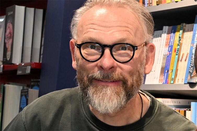 WDR-Sprecher Martin Groß liest aus Anlass des Bundesweiten Vorlesetags im Rheinbacher Kallenturm für Kinder.