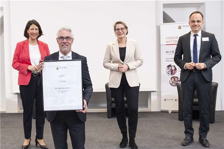 WFG-Geschäftsführer Henning Schröder (2. v. l.) nahm die Urkunde zur Auszeichnung als MINT-Region in Mainz entgegen. Bild: Peter Pulkowski