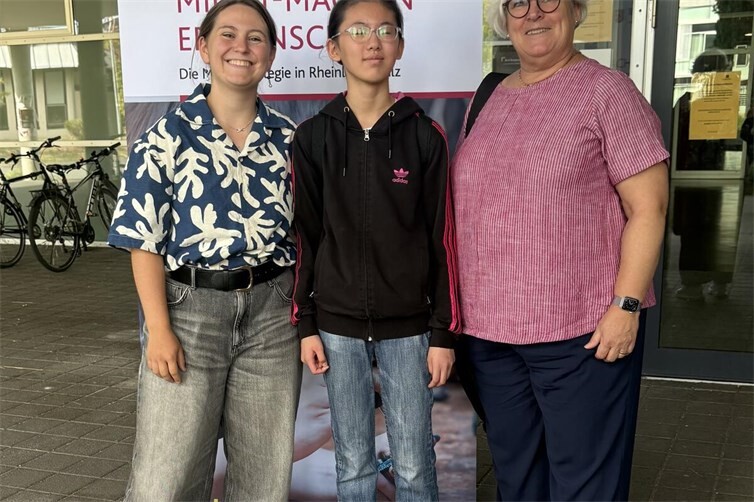 WGH-Schülerinnen Christina Cemberecki  und Lixin Hou mit der MINT-Koordinatorin Martina Post