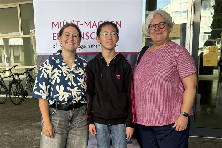WGH-Schülerinnen Christina Cemberecki und Lixin Hou mit der MINT-Koordinatorin Martina Post
