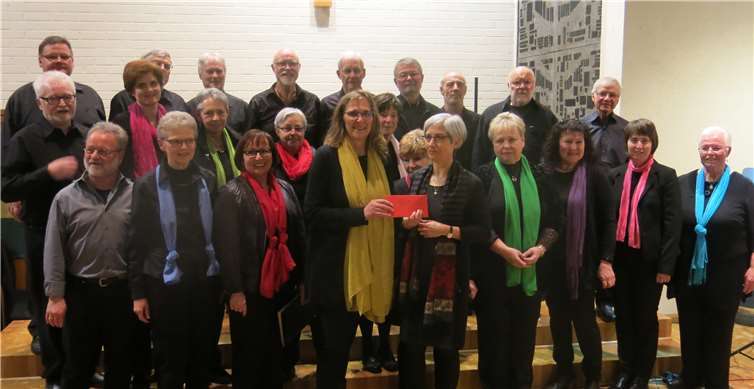 „WIR“ sind begnadete Sänger, die sich zu einem Projektchor zusammengefundenhaben und geistliches Liedgut zugunsten karitativer Projekte. Fotos: WR